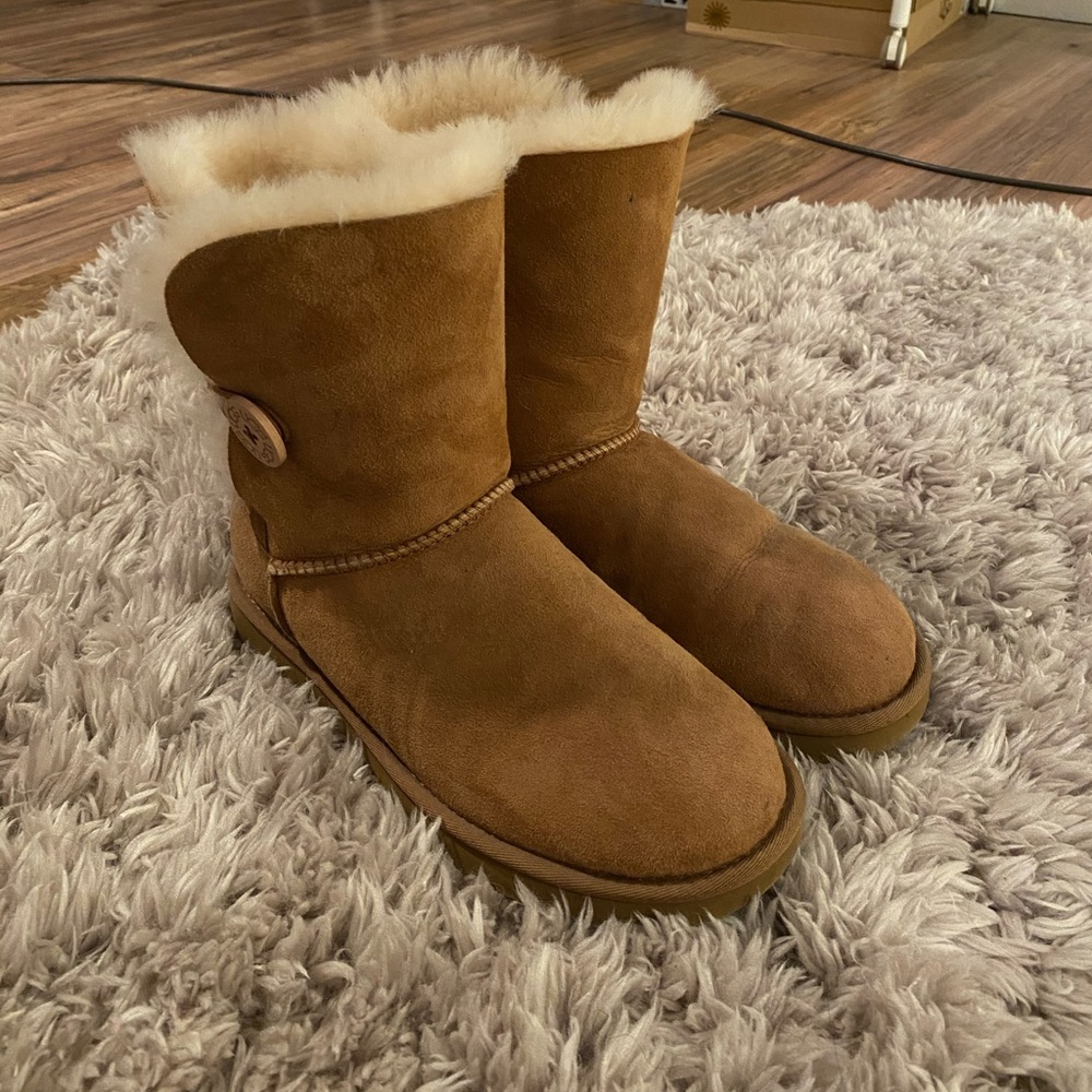 Bailey Button Uggs Size 9